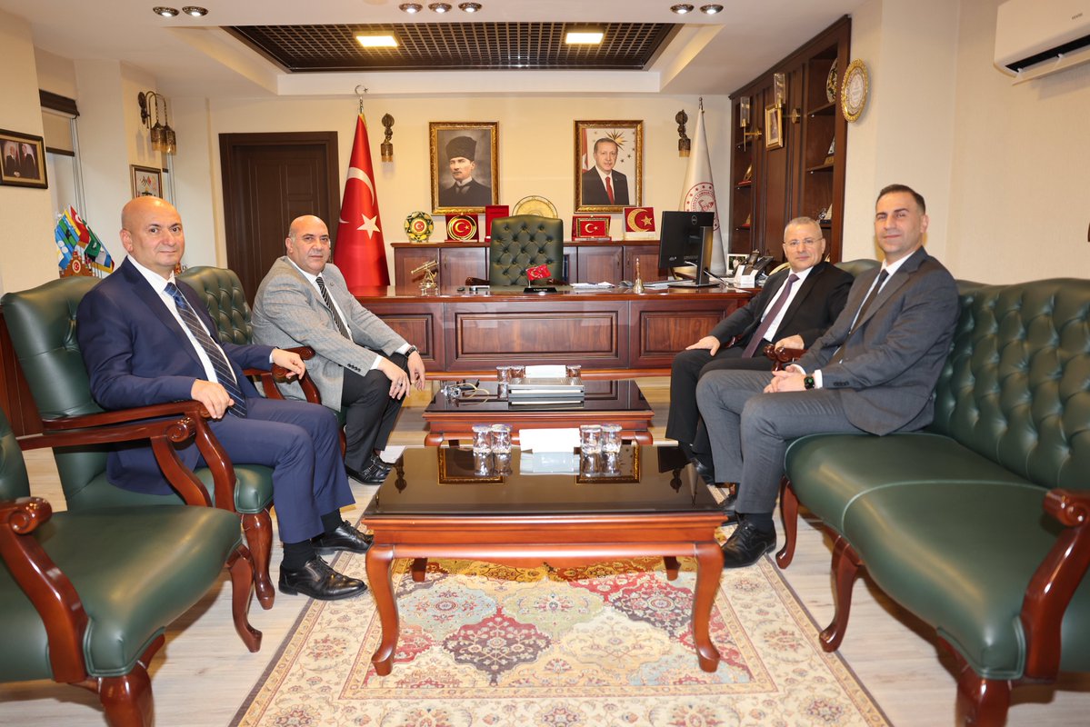 İl Millî Eğitim Müdürümüz Sayın Mehmet Nurettin Aras, Ziraat Bankası Bölge Müdürü Sayın Dr. Murat Serdar Bulut ve Atatürk Caddesi Şube Müdürü Sayın Mustafa Adaklı’yı makamında misafir etti. <a href="/tcmeb/">Millî Eğitim Bakanlığı</a> <a href="/Yusuf__Tekin/">Yusuf Tekin</a> <a href="/mnaras/">M.Nurettin ARAS🇹🇷</a>