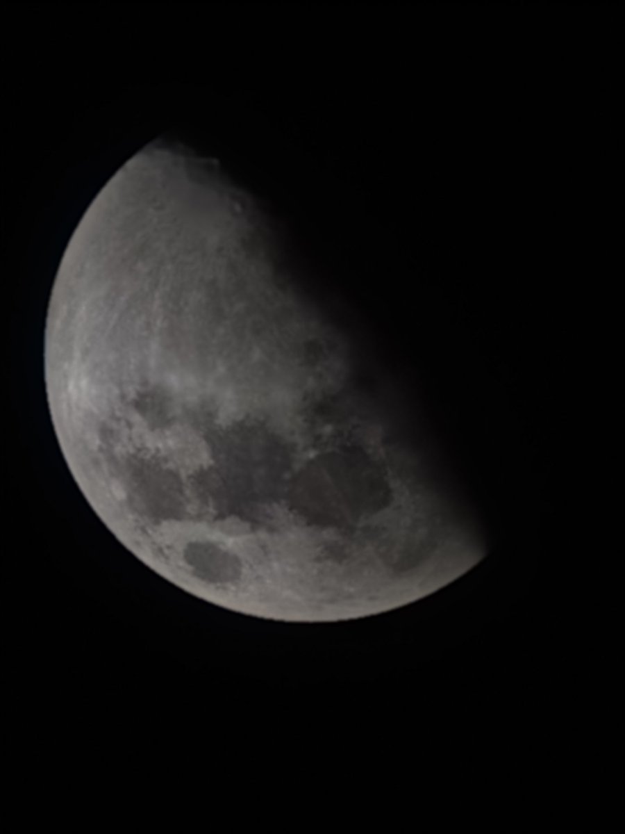 วันนี้พระจันทร์ขยับขยายใหญ่ขึ้นกว่าเมื่อวานอีกนิดแล้วนะ... อย่าลืมขอบคุณตัวเองนะที่ใจเย็นพอจะเฝ้ามองการเติบโตนี้ ไม่ว่าพรุ่งนี้จะเป็นอย่างไร ฉันจะยังอยู่ตรงนี้ คอยเฝ้ามองและให้กำลังใจคุณ จนกว่าจะถึงวันที่คุณเจิดจรัสเต็มดวงด้วยตัวคุณเอง...