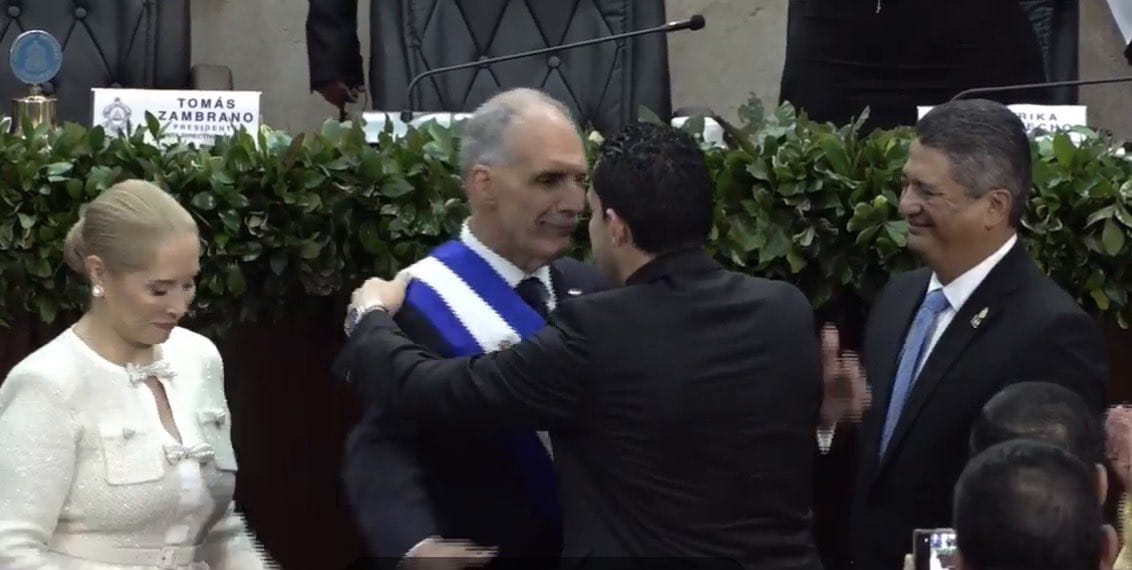 Notifides's tweet image. Queda en posesión de su cargo el nuevo presidente constitucional de Honduras, Nasry Juan Asfura Zablah.