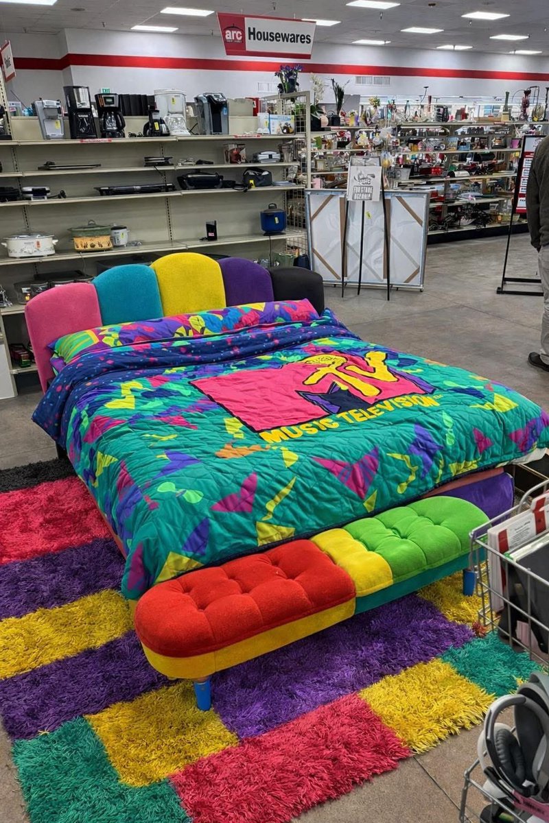 washghost1's tweet image. Found a bed to match the chair from yesterday