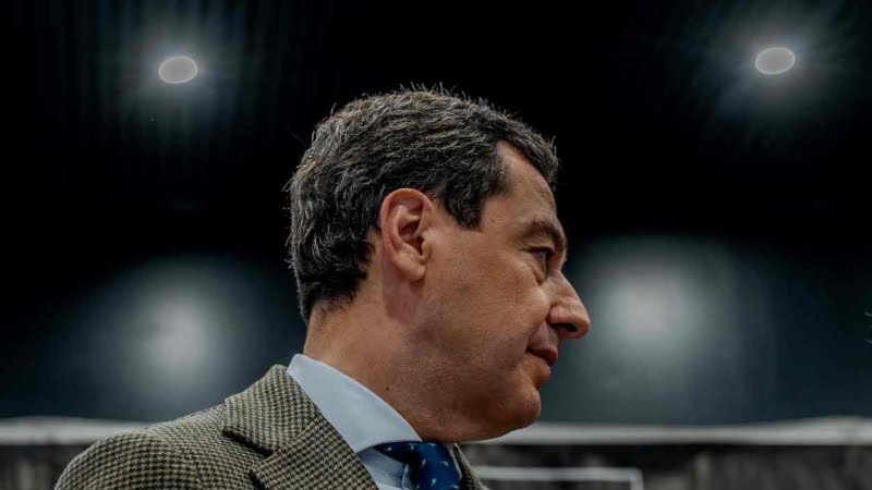 Negáis la subida de las pensiones pero te subes tú sueldo por tercera vez, sois unos sinvergüenzas.