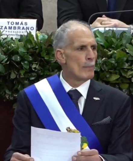 Asumió la Presidencia de Facto, el bachiller, Nasry Juan Asfura Zablah. De azul oscuro y leyendo su discurso, lo que tanto criticaron los cachurecos.