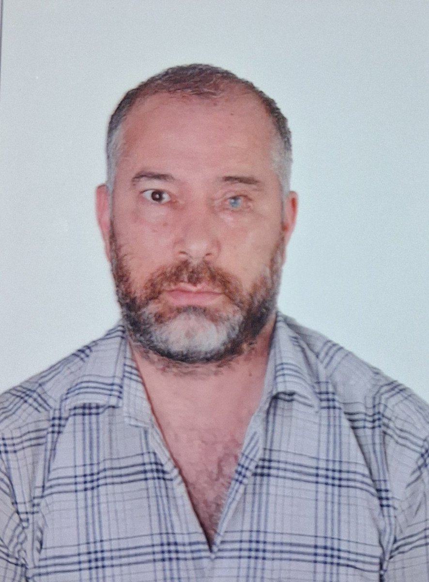 hırt M. Y. 
Erkek kardeşim Serkan Tecirli'nin kafasında kırdığı bardağın kesik, silah hâline getirdiği parçasını kardeşimin gözününe sokarak kardeşimi kör etti.  
5 ay boyunca kaçtı,  5 ayın sonunda sadece ifadesi alınarak serbest bırakıldı. 

ilk fotoğraf kardeşim Serkan'ın gözü