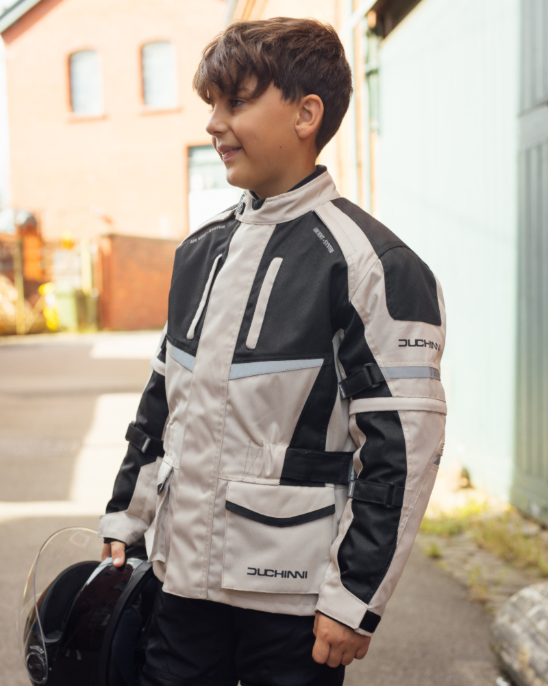 ResCogs's tweet photo. The new Duchinni Youth Cruiser Jacket offers the same level of protection as the adult version, with Level 2 shoulder and elbow armour, and a removable Level 1 back protector.
But it's designed for young motorcyclists and pillions between the ages of 6-14.
https://t.co/AWZk2TO0OZ https://t.co/mKE01clLNK