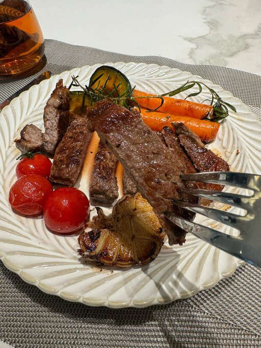 Winifred4301's tweet photo. Perfectly seared steak, perfectly seasoned veggies. 🤤 Dinner goals achieved.#lunchtime https://t.co/tZoNz3OG1R