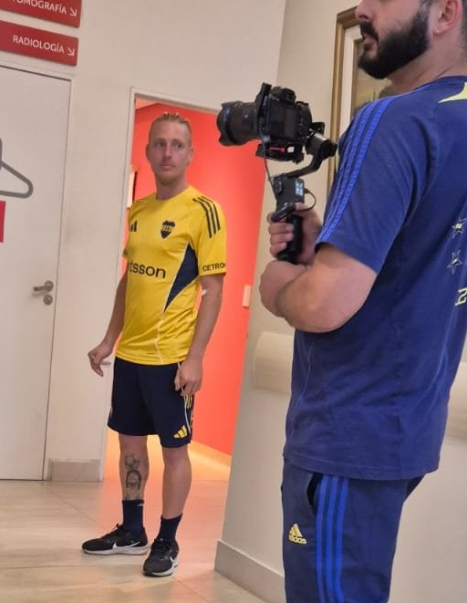 RinconDeBoca's tweet photo. SANTIAGO ASCACIBAR CON LA DE BOCA ES SEXO PURO https://t.co/DfH7iCH6rt