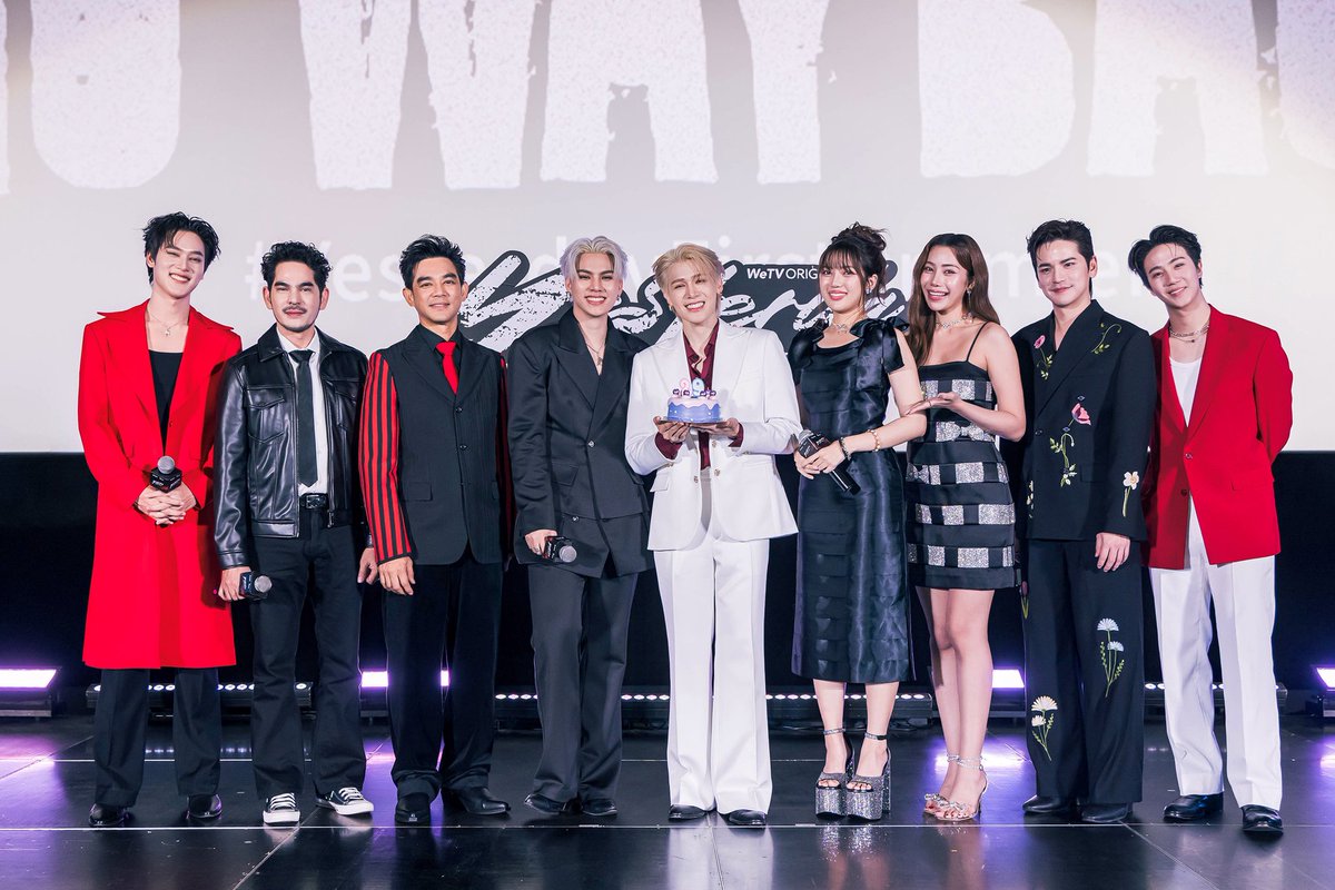 twavebyku's tweet photo. “ฟอร์ด-พีท” ปลื้ม กระแสแรงในงานเปิดตัว “Yesterday รอยรักวันวาน First Premiere : No Way Back” 
รับชมตอนแรก 9 กุมภาพันธ์นี้ บนแอป WeTV ที่เดียวเท่านั้น
#YesterdayFirstPremiere #Yesterdayรอยรักวันวาน 
#YesterdayTheSeries #WeTVth #WeTVOriginal 
#FortFTS #Peatwasu #FortPeat 
เปิดตัวอย่างเป็นทางการ เมื่อวันอาทิตย์ที่ 25 มกราคม 2569 ณ SF World Cinema โรง 15 ชั้น 9 ศูนย์การค้า CentralWorld “ WeTV ร่วมกับ Tri Creation จัดงานเปิดตัวซีรีส์ “Yesterday รอยรักวันวาน First Premiere : No Way Back” ท่ามกลางบรรยากาศคึกคักจากทัพสื่อมวลชนและแฟนคลับที่มาให้กำลังใจ ซีรีส์ดราม่า-โรแมนติกกระแสแรง “Yesterday รอยรักวันวาน” ผลงาน WeTV Original เรื่องล่าสุด 

การโคจรมาพบกันอีกครั้งของสองนักแสดงมากฝีมือ ฟอร์ด ฐิติพงศ์ และ พีท วสุธร หลังจากห่างหายจากการแสดงคู่กันไปเกือบ 2 ปี โดยการกลับมาครั้งนี้ ทั้งคู่ถ่ายทอดบทบาทดราม่าเข้มข้น ลึก และท้าทายยิ่งกว่าเดิม กับคาแรกเตอร์ใหม่ที่ไม่เคยเห็นมาก่อนในขณะเดียวกันก็ยังคงรักษาเคมีของทั้งคู่ผ่านความสัมพันธ์พี่ค่อย ๆ พัฒนาและเต็มอิ่มไปด้วยโมเมนต์ที่ทุกคนรอคอยโดยหลังจากปล่อยตัวอย่างซีรีส์ ได้รับกระแสตอบรับและถูกพูดถึงอย่างกว้างขวางจากแฟน ๆ ทั่วโลกจนบัตรทุกที่นั่งถูกจับจองจำหน่ายหมด (Sold Out) ภายในเวลาอันรวดเร็ว

ภายในงานได้รับเกียรติจาก คุณณัฐพร รุ่งขจรกลิ่น ผู้จัดการ WeTV ประจำประเทศไทย, คุณชลลดา ทรงลำเจียก ผู้จัดซีรีส์จาก Tri Creation และ คุณ Amber Long โปรดิวเซอร์ WeTV Original พร้อมด้วยผู้กำกับ คุณปีเก้ ภาสวุฒิ สุขบัว ขณะที่ซีรีส์เรื่องนี้ยังได้ผู้กำกับคนสำคัญ คุณปี้ด ปัญจพงศ์ คงคาน้อย ร่วมทำหน้าที่เป็นหนึ่งในผู้กำกับหลักของโปรเจกต์ นำทีมนักแสดงร่วมงานเปิดตัวอย่างพร้อมหน้า นำโดย ฟอร์ด ฐิติพงศ์, พีท วสุธร, ไนน์ไนน์ ณัฏฐณิชา, เฟรนด์ ดินา, มอส ปฏิภาณ, บิ๊ก ศรุต, เต๋า เศรษฐพงศ์, กันเนอร์ ณัฐสกรรจ์ และ เจ๋ง โชติพัฒน์ 

อีกหนึ่งไฮไลต์สำคัญของงาน คือการฉาย Episode 1 เวอร์ชัน Special Cut แบบเอ็กซ์คลูซีฟ ให้แฟน ๆ ได้รับชมก่อนใคร พร้อมเซอร์ไพรส์จาก ฟอร์ด–พีท ที่ร่วมถ่ายทอดบทเพลง “เงา” เพลงประกอบซีรีส์จากวง ZEAL ในเวอร์ชันพิเศษแบบเต็มเพลงเป็นครั้งแรก สร้างเสียงกรี๊ดและความประทับใจให้กับแฟน ๆ ทั่วทั้งฮอลล์

ความพิเศษยังไม่หมดเพียงเท่านี้ เมื่อฟอร์ดนำเค้กขึ้นเวทีมอบให้พีท เนื่องในโอกาสวันคล้ายวันเกิด สร้างโมเมนต์อบอุ่นและรอยยิ้มให้กับทุกคนในงาน โดยทั้งสองได้กล่าวขอบคุณแฟน ๆ ที่มาร่วมให้การสนับสนุน และเชิญชวนให้ติดตามรับชม WeTV Original “Yesterday รอยรักวันวาน” พร้อมกันอีกครั้งในวันที่ 9 กุมภาพันธ์นี้ บนแอป WeTV ก่อนจะปิดท้ายค่ำคืนด้วยการถ่ายภาพร่วมกับแฟน ๆ เก็บเป็นอีกหนึ่งความทรงจำสุดประทับใจ

 พร้อมกระแสแรงบนแพลตฟอร์ม X โดย#YesterdayFirstPremiere พุ่งติดเทรนด์อันดับ 4 ในประเทศสิงคโปร์และมาเลเซีย และอันดับ 5 ในประเทศไทย ขณะเดียวกันคีย์เวิร์ด YESTERDAY NO WAY BACK ยังสร้างสถิติขึ้นเทรนด์อันดับ 3 ในประเทศสิงคโปร์ อันดับ 6 ในประเทศไทยและมาเลเซีย พร้อมติดเทรนด์ Worldwide รวมถึงประเทศอินโดนีเซียและอินเดีย สะท้อนความสำเร็จและการตอบรับที่ดีจากแฟน ๆ ทั่วโลก

WeTV Original “Yesterday รอยรักวันวาน” ถ่ายทอดเรื่องราวชีวิตของเวียร์ (รับบทโดย ฟอร์ด ฐิติพงศ์) ทายาท VPG Group ที่ได้กลับมาหลังหายตัวไป 1 ปี เพื่อกอบกู้ธุรกิจที่กำลังล้มละลาย และต้องเผชิญหน้ากับอดีตคนรักอย่าง เคลวิน (รับบทโดย พีท วสุธร) แต่ด้วยความรักที่เริ่มจากแผนการหักหลัง กลับทิ้งบาดแผลลึกทั้งกายและใจ จนเวียร์ไม่อาจเชื่อใจใครได้อีก เมื่อชีวิตและหัวใจถูกเดิมพัน สุดท้ายเวียร์ต้องเลือกว่าจะยึดติดกับอดีต หรือกล้าเริ่มต้นอนาคตจากรักที่แตกสลาย เรื่องราวจะเป็นอย่างไรต่อไปต้องติดตามรับชม

ติดตามชมซีรีส์ WeTV Original “Yesterday รอยรักวันวาน” ทุกวันจันทร์ เวลา 20:00 น. ดูเวอร์ชัน UNCUT บนแอป WeTV ที่เดียวเท่านั้น เริ่มออกอากาศตอนแรก 9 กุมภาพันธ์นี้! พร้อมอัพเดททุกความเคลื่อนไหวได้ที่ Facebook/Instagram/X : yesterdaytheseries และทาง WeTV Thailand ทุกช่องทาง