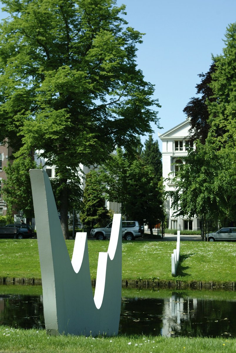 TheMerlynPost's tweet image. De betonnen 'vlammen' van Richard Artschwager aan de Westersingel in Rotterdam, maakten deel uit van de beeldenroute in 1988 en bleven daarna permanent staan. Het werk is multi-interpretabel. Richard: 'The silhouettes are meant to suggest vegetation and/or flames.'