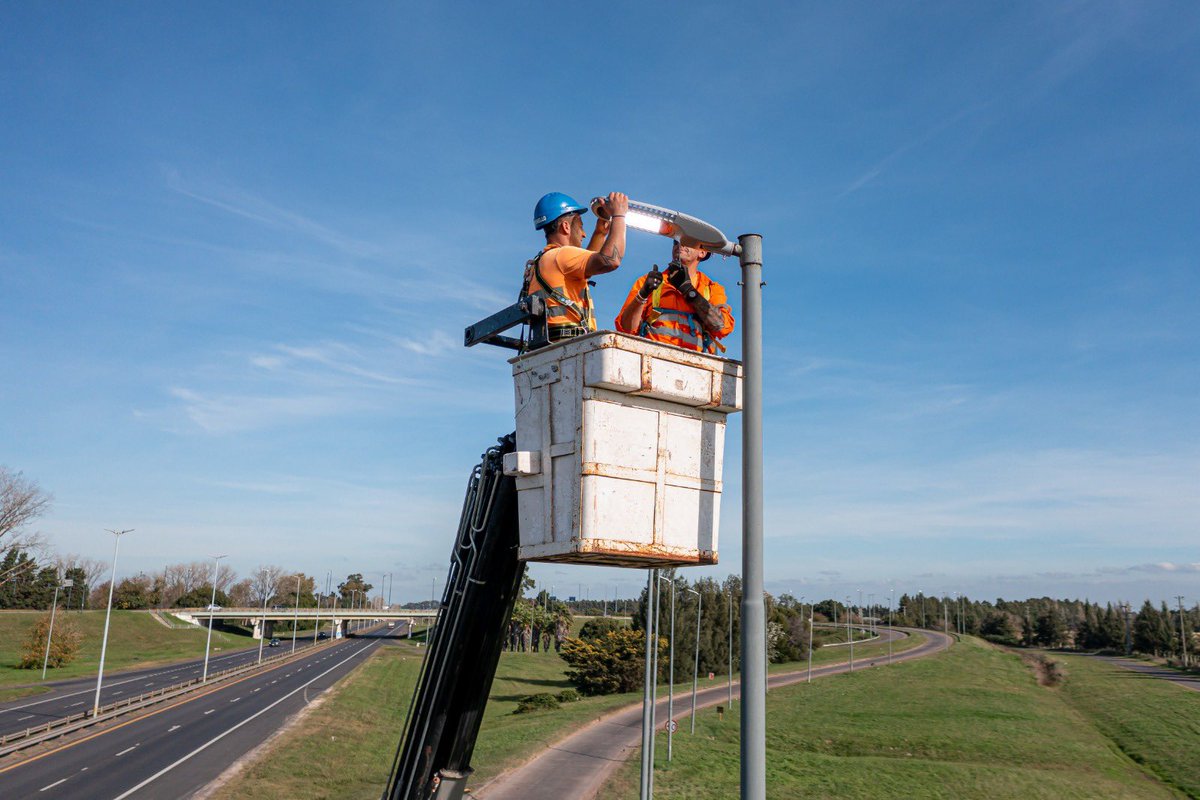 joserarteaga's tweet image. 💡🛣️ Nuevas luminarias led para Autovía 6️⃣.

👉 Comenzamos las acciones concretas para poner en valor esta arteria vial recientemente incorporada a la concesión de AUBASA: aprobamos el llamado a licitación para la renovación integral del parque lumínico en sus 179 km de…