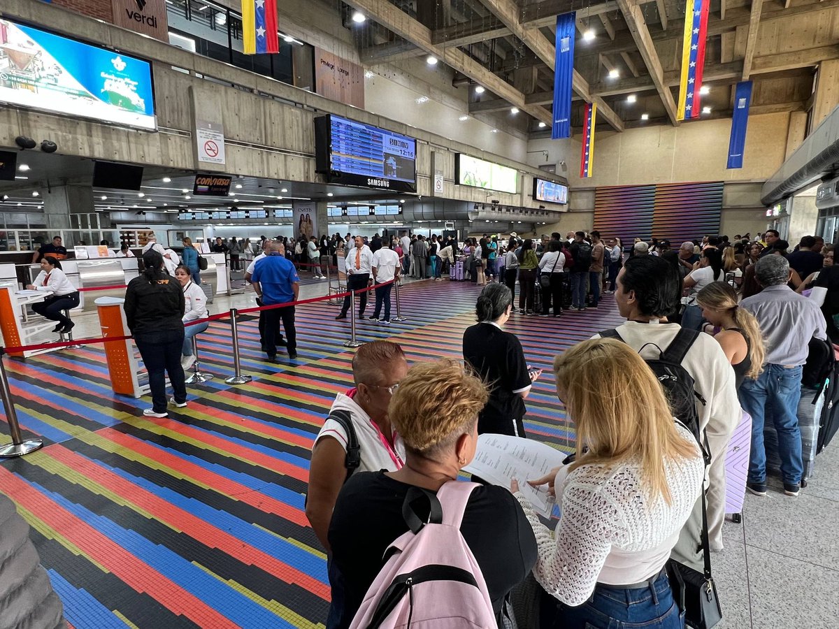 IAIM_VE's tweet photo. #26Ene || ¡En el Aeropuerto Internacional de Maiquetía nuestro compromiso despega contigo!
Trabajamos incansablemente para garantizar el óptimo desarrollo del servicio aeroportuario. https://t.co/zMFcKBrAGF