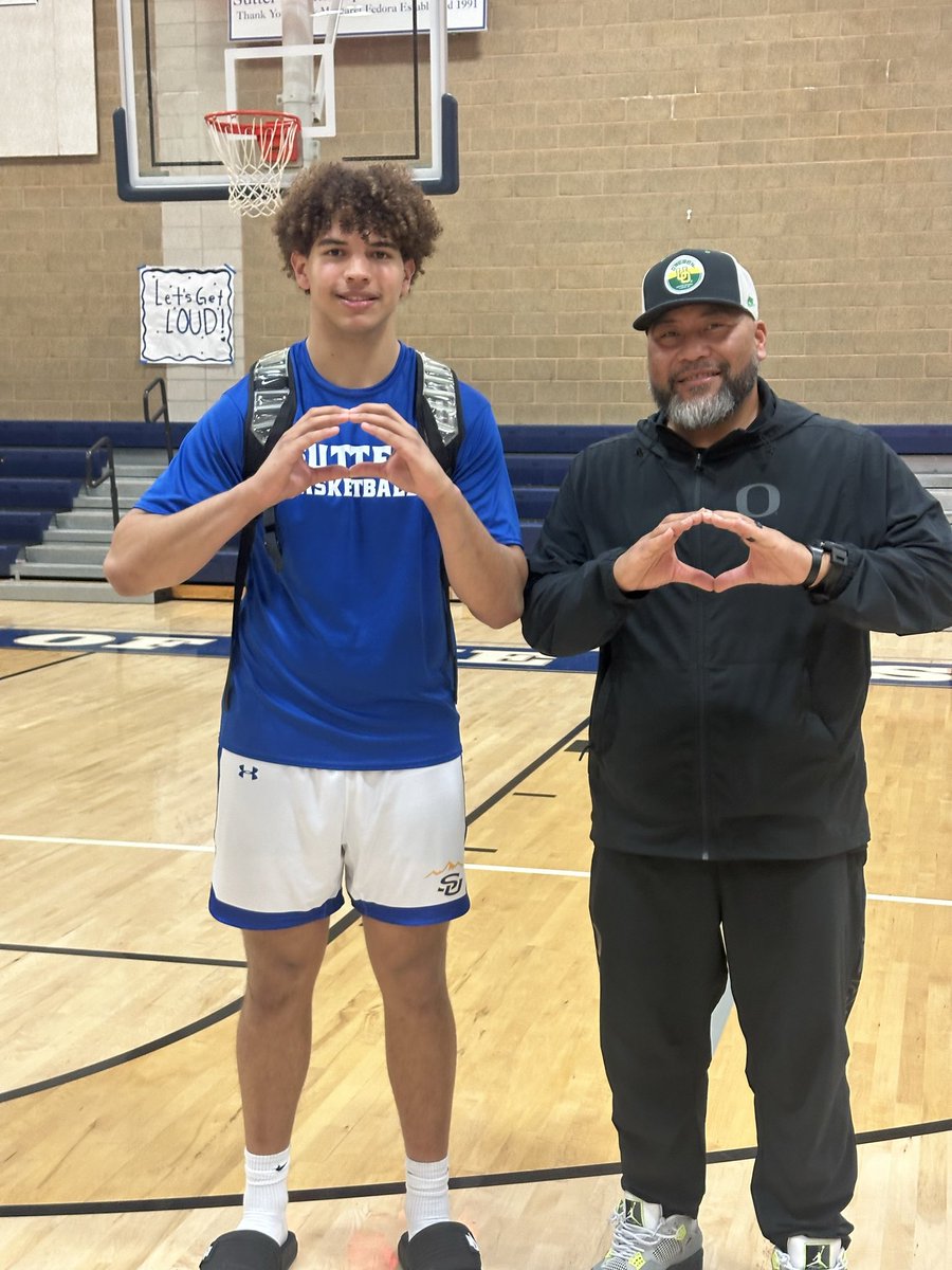 TroyBowens0's tweet photo. Thanks @coachtuioti92 for coming out to watch my basketball game. It was nice to see and chop it up with you. Always a good time. @Coach_CHampton @CoachDanLanning  @KamranAraghi1 @oregonfootball #GoDucks #ScoDucks #OregonDucks #OregonFootball #DuckNation https://t.co/7zKFYnsB4Q