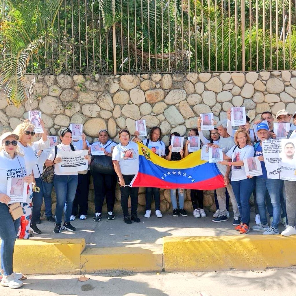 VenteVenezuela's tweet photo. 📍#27Ene | Desde el Circuito Judicial en Vargas, familiares de presos políticos se concentran para exigir información de sus seres queridos y exigir la libertad inmediata de todos. 

La manifestación es una forma de protesta pacífica para exigir justicia y denunciar las detenciones arbitrarias e injustas.

#QueSeanTodos