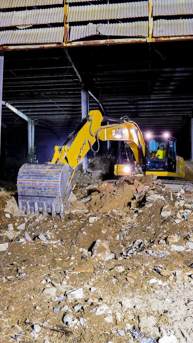 elsalvador's tweet photo. #DePaís #SantaAna | Maquinaria del Ministerio de @ObrasPublicasSV y la @alcaldia_SA iniciaron los trabajos nocturnos de desalojo de escombros y nivelación de suelos por el pronto inicio de la construcción del mercado Central de #SantaAnaCentro. Fotos: Cortesía https://t.co/l2yEE7ihg1