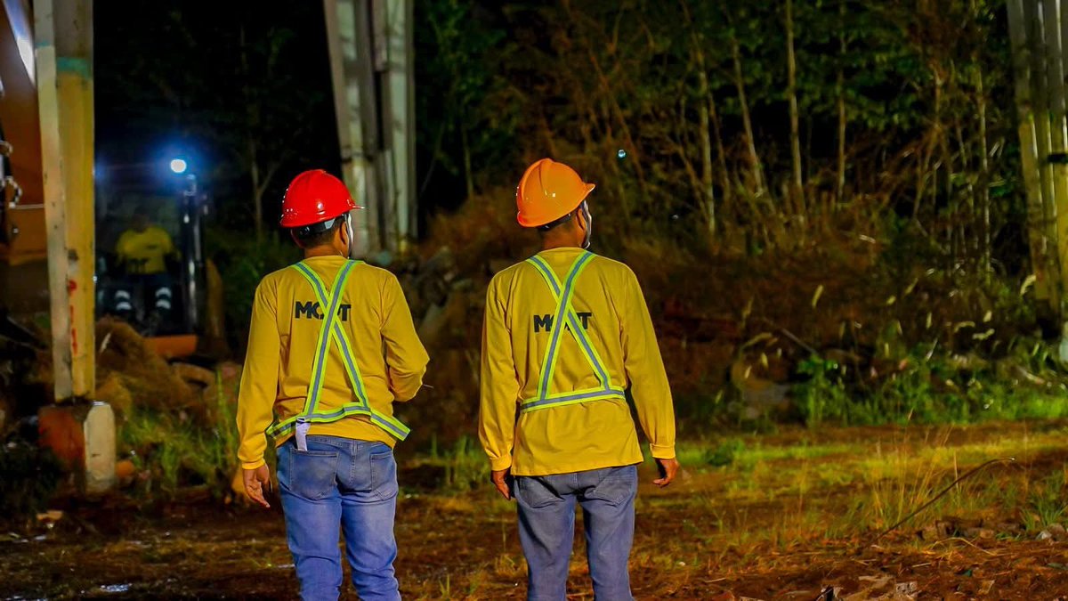 elsalvador's tweet photo. #DePaís #SantaAna | Maquinaria del Ministerio de @ObrasPublicasSV y la @alcaldia_SA iniciaron los trabajos nocturnos de desalojo de escombros y nivelación de suelos por el pronto inicio de la construcción del mercado Central de #SantaAnaCentro. Fotos: Cortesía https://t.co/l2yEE7ihg1