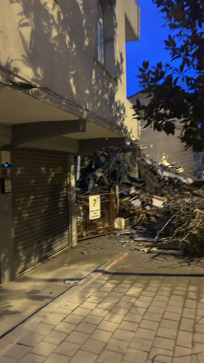 ksncimerve's tweet photo. Kesinlikle kentsel dönüşümü destekliyorum. Ancak bu şekilde ilerlemek korkunç . Garajımı kullanamıyorum. Susuz yıkım yapılıyor evime zor giriyorum. Demirler çocuklara zarar verecek boyutta . Lütfen destek olur musunuz ? @Bunyamindemirdr https://t.co/o6wUxUk6c6