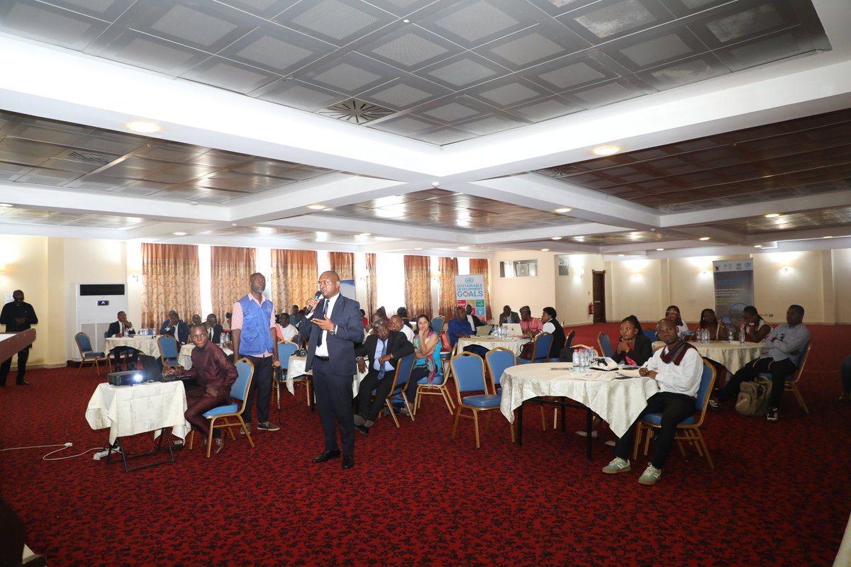 UN_Cameroon's tweet image. Avec @UNHABITAT &amp;amp; @Refugees, le #JointSDGFund appuie la localisation des #ODD à Mokolo &amp;amp; Fotokol.
Le RC @IssaSanogoUN a ouvert l’atelier de dialogue sur les solutions durables : déchets, charbon écolo, briques en terre, logements enseignants &amp;amp; kits solaires.