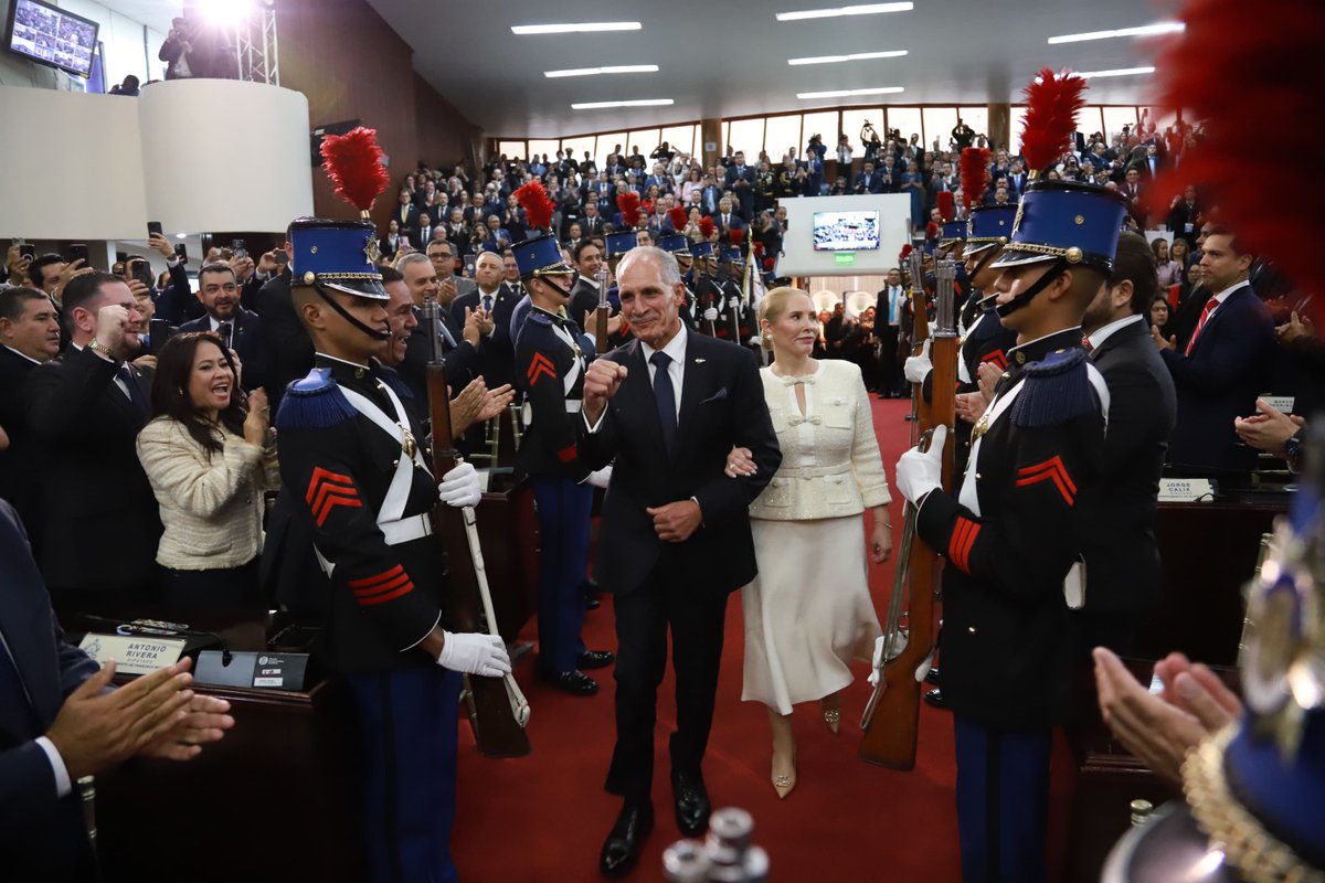 Notifides's tweet image. La llegada del presidente electo Nasry Asfura, al Congreso Nacional, minutos previos a recibir su cargo como presidente electo de Honduras.