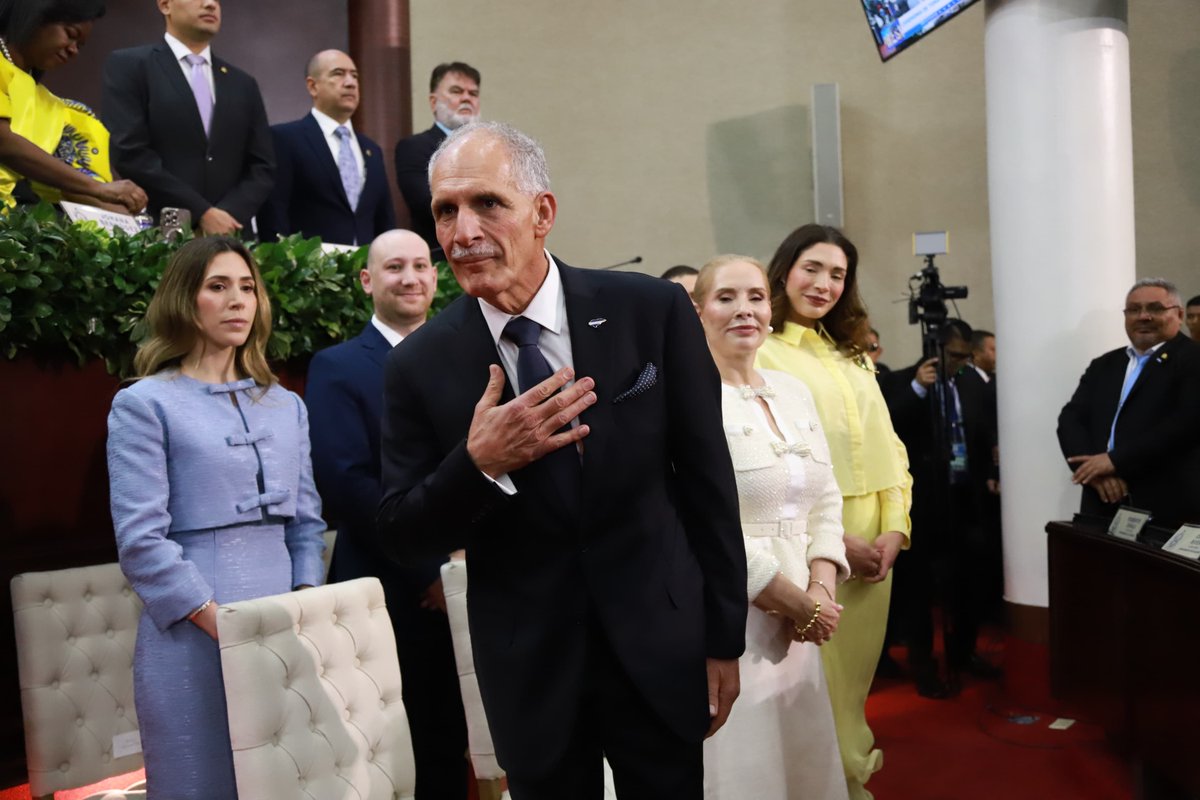 Notifides's tweet image. La llegada del presidente electo Nasry Asfura, al Congreso Nacional, minutos previos a recibir su cargo como presidente electo de Honduras.