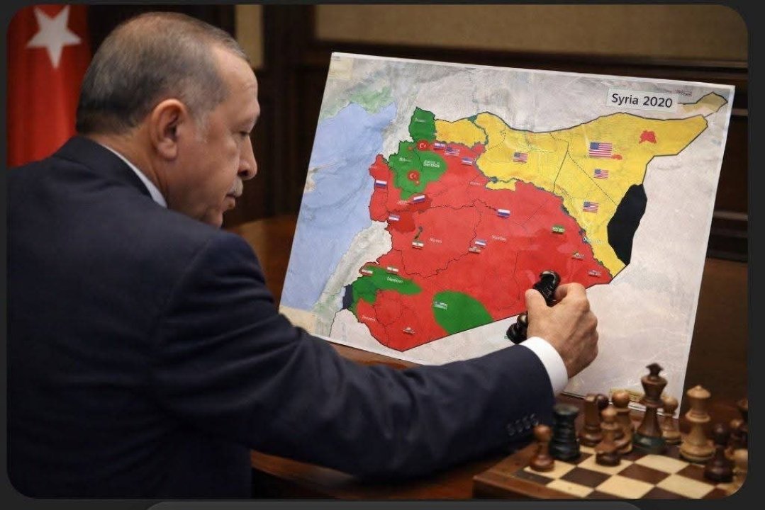 CahitTuz's tweet photo. Lübnan asıllı yazar ve hukukçu Peter Germanos:

● "Türkiye’nin Suriye’de ve daha geniş Levant bölgesinde son on yılda elde ettiği başarı, modern Orta Doğu tarihinde benzeri görülmemiştir.

● 2018’de Türkiye, eşsiz derecede düşmanca bir stratejik ortamla karşı karşıya kaldı. 

● Güney sınırı fiilen kuşatılmıştı: bir yanda Rusya–İran–Esad ekseni İdlib ve Suriye çölünün merkezine doğru genişliyordu; diğer yanda ise CENTCOM’un tam siyasi, askeri ve istihbarat desteğini alan Batı destekli PKK/YPG yapısı bulunuyordu. 

● Benzer koşullarda çok az devlet stratejik yenilgiden kaçınabilmiş, dengeleri tersine çevirebilmişti.

● Ancak Ankara bu kuşatmaya yakın durumu kapsamlı bir jeopolitik başarıya dönüştürmeyi başardı. Diplomasi, istihbarat ve askeri komuta arasındaki nadir düzeydeki koordinasyon sayesinde Türkiye, büyük güçlerle doğrudan savaşa girmeden her iki tehdidi de kademeli olarak bertaraf etti. 

● Moskova ve Tahran, ölçülü diplomasi ve sınırlı güç kullanımıyla dengelenirken; Washington’un Kürt projesi ise sürekli askeri baskı ve siyasi izolasyonla etkisiz hale getirildi.

● En dikkat çekici sonuç, Türkiye’nin yalnızca sınırlarını güvence altına almakla kalmayıp Suriye içinde meşru bir yönetim gücü ortaya çıkarmasıdır. 

● Ankara tarafından eğitilen, silahlandırılan ve yapılandırılan muhalif gruplar, dağınık milislerden ülkenin baskın siyasi-askeri otoritesine dönüştü. Bu olağanüstü bir başarıdır: Ne İran, ne İsrail, ne de Körfez ülkeleri komşu bir devlette bir vekil gücü egemen bir çekirdeğe dönüştürmeyi başarmıştır.

● Stratejik açıdan Türkiye, Levant’ta benzersiz bir şey gerçekleştirdi: çökmüş bir devleti işgal veya ilhak yoluyla değil, güvenlik doktrinine uyumlu yerel aktörler aracılığıyla kontrollü devlet inşasıyla yeniden şekillendirdi. 

● Bugün Suriye artık bir tehdit unsuru değil, Türkiye’nin etkisinin tamponu ve stratejik uzantısıdır.

● Bu düzeydeki başarı, aynı anda Rusya, İran ve ABD’nin bölgesel mimarisine karşı elde edilerek Türkiye’yi ayrı bir kategoriye yerleştirdi. 

● Türkiye artık yalnızca Levant’ta faaliyet gösteren bir bölgesel güç değil; doğrudan imparatorluk yönetimi olmaksızın komşuluk düzenini yeniden tasarlayabilen modern tarihteki az sayıdaki devletten biri haline geldi."