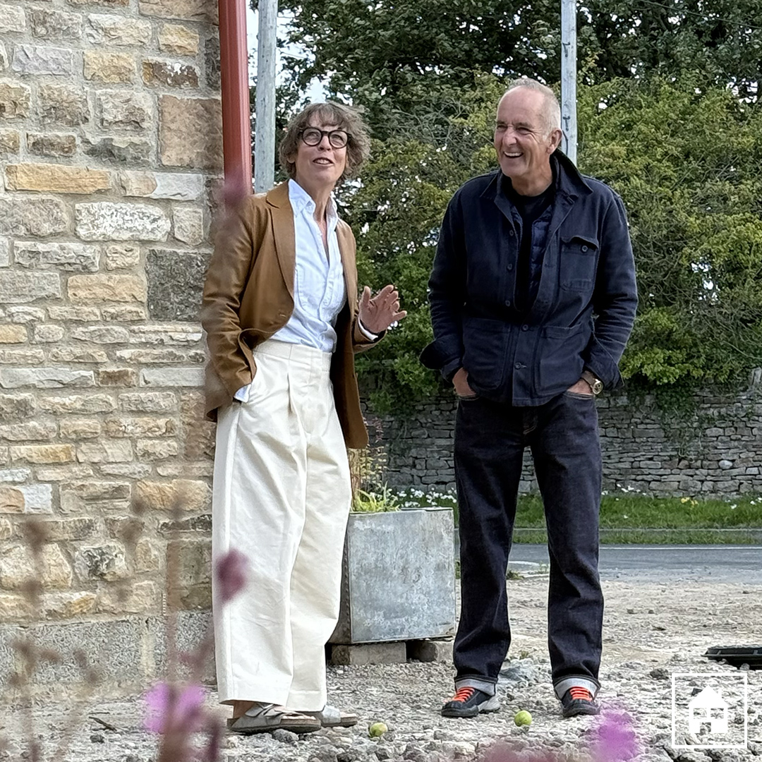 granddesigns's tweet image. Shoot days, Grand Designs style 📹

From muddy building sites to castle backdrops - sunshine, rain, wind, and everything in between.

#GrandDesigns