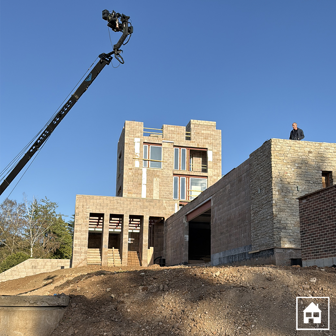 granddesigns's tweet image. Shoot days, Grand Designs style 📹

From muddy building sites to castle backdrops - sunshine, rain, wind, and everything in between.

#GrandDesigns