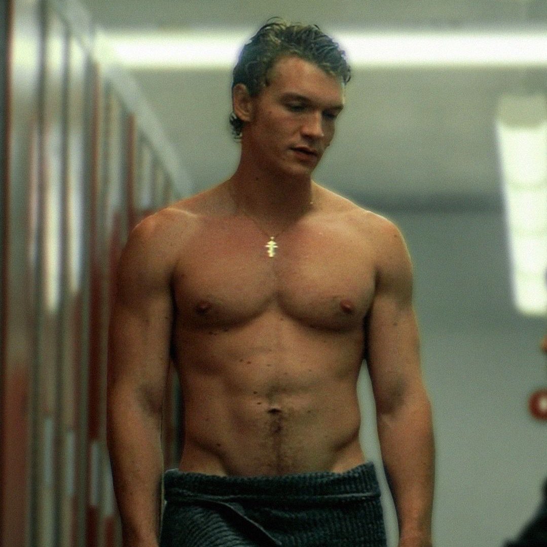 HeatedRivalryBR's tweet photo. Hudson Williams destacou uma de suas imagens favoritas no grid feito por Evan Katz:

"Essa onde Ilya vem até mim falando 'qual é o seu quarto?'... Ele está tão enorme, ele está esteticamente atraente. Seth Rogen comentou sobre isso, mas seu corpo parece uma grande seta apontando para seu pau, e é fabuloso. Era o que eu estava olhando." 🔥