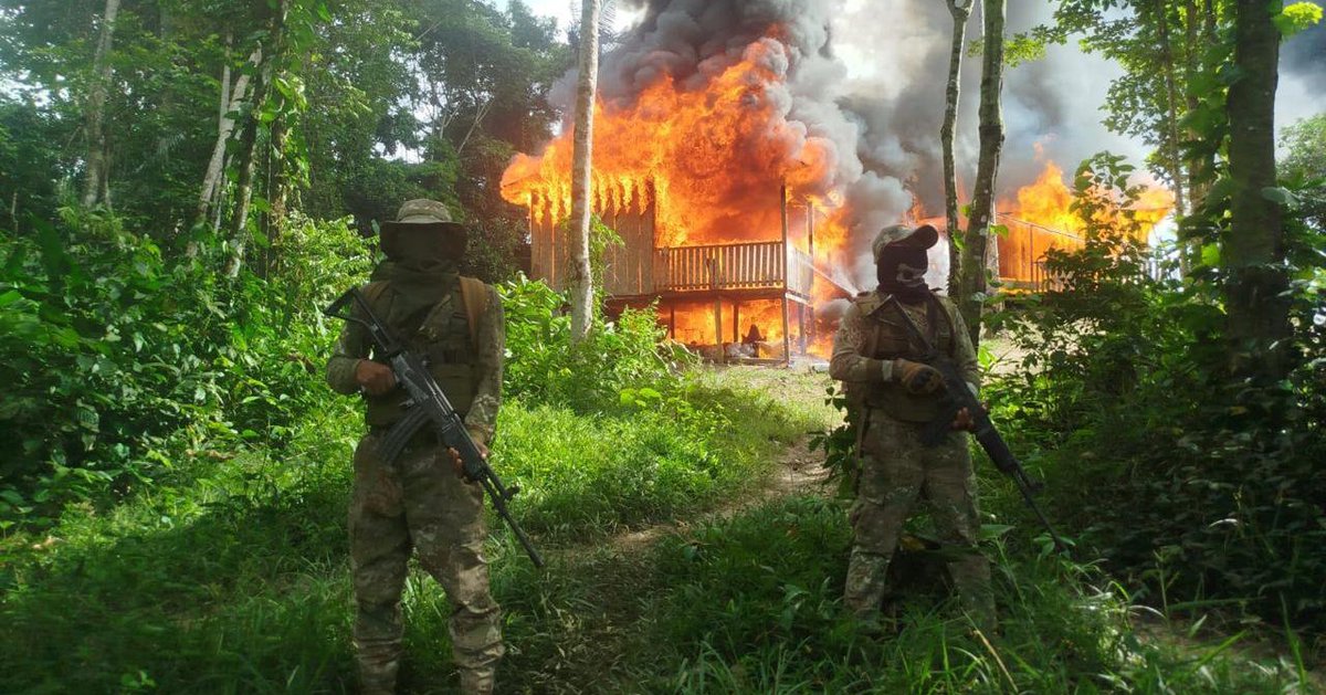 EjercitoPeru's tweet image. Operativo binacional Perú-Colombia en la Triple Frontera (#Loreto) desarticuló laboratorios de TID e incineró toneladas de insumos químicos y cocaína. Pérdida estimada: $422,000 USD para el crimen organizado. #NDP