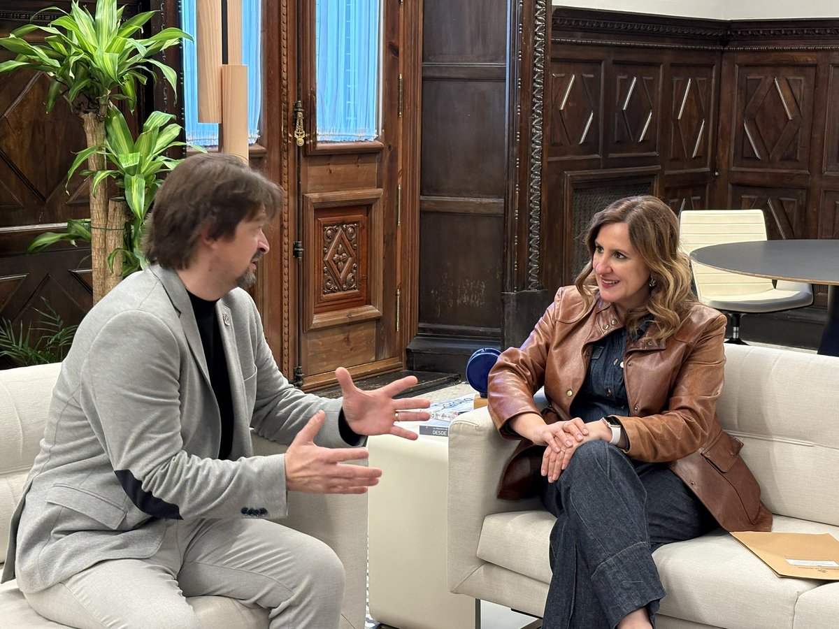 Recibimos a la Hermandad del Santísimo Cristo del Perdón con motivo de la celebración de su centenario.

Para mí es un honor aceptar el nombramiento de Presidenta Honorífica de una hermandad tan profundamente vinculada a las mujeres y con una preciosa historia de superación.