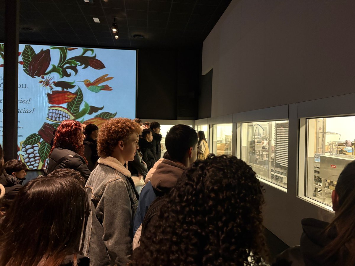 carmelitestgn's tweet image. #ADMXC #POSTC 
Aprenentatge en directe! Els alumnes de Cicles Formatius de Gestió Administrativa visiten l'empresa de Xocolata Simó i Coll per treballar les 4P del màrqueting i conèixer el seu procés de producció. #aprenemfent #viucarmelites