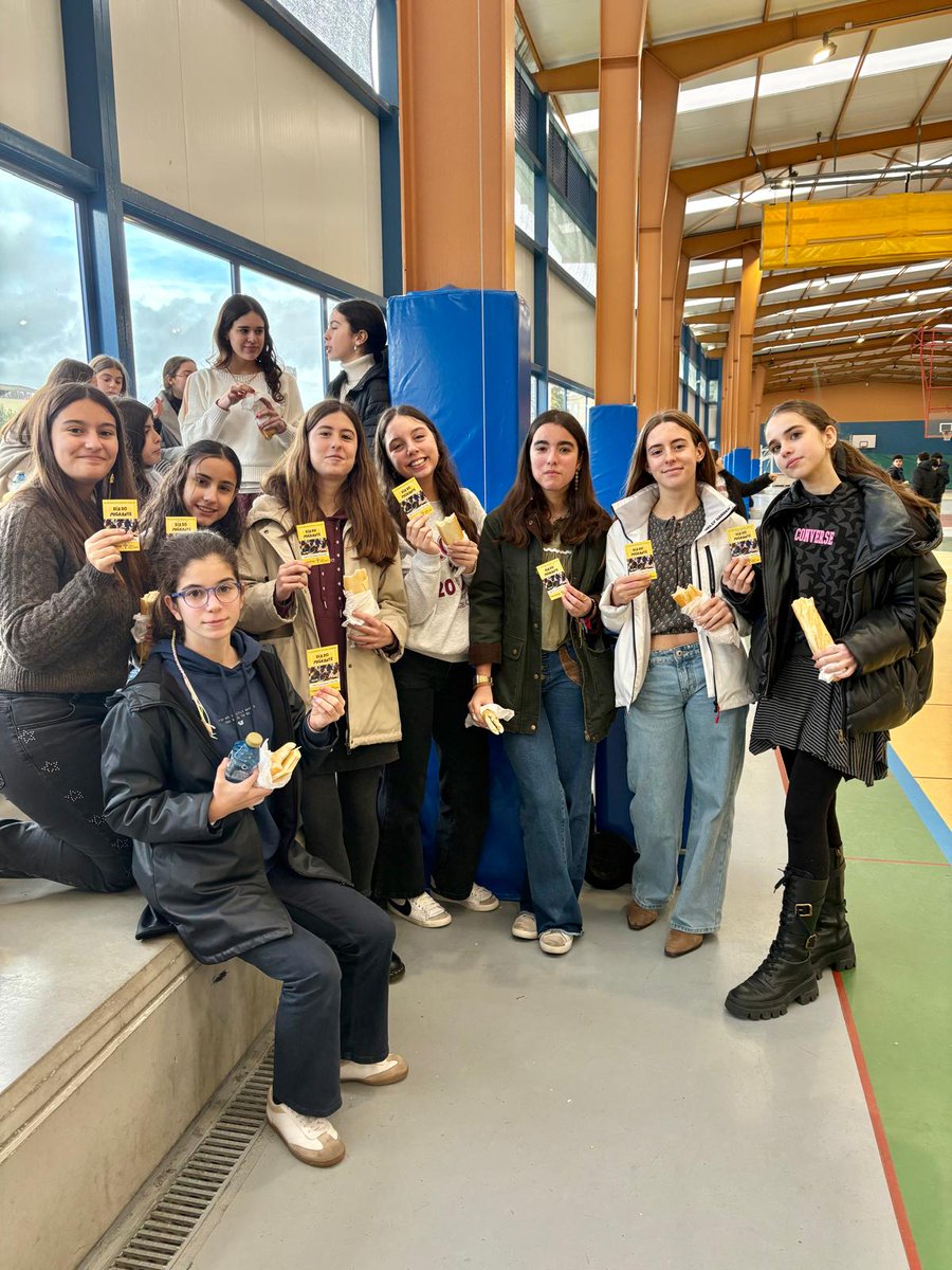 Hoy celebramos el Día del Migrante con nuestro ya tradicional bocata solidario. Un gesto sencillo que se convierte en una gran lección: ponernos en el lugar de quienes viven realidades mucho más duras que la nuestra. <a href="/EntrecVigo/">Entreculturas Vigo ❤️</a> <a href="/Entreculturas/">Entreculturas</a>