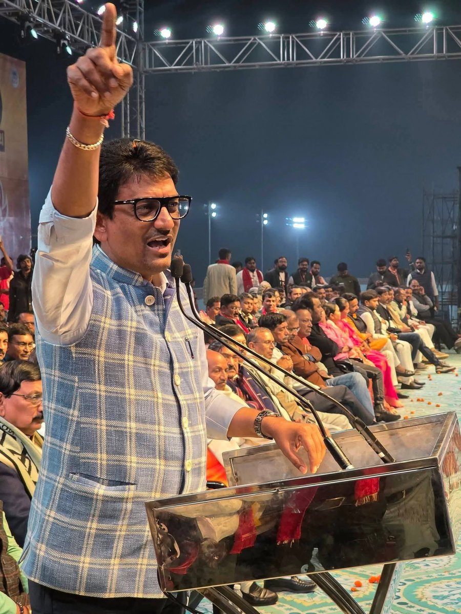 Janak_Sutariyaa's tweet photo. આંખે જોયેલો અહેવાલ …..                                    એક વ્યક્તિના ઈશારે હજારો લોકો અડધી રાત્રે કડકડતી ઠંડીમાં આવે ..આજે ભલે ગમે તે કહેવાતું હોય ..પણ એક વ્યક્તિ માટે દૂર દૂરથી લોકો આવે મહિલાઓ બાળકોને લઈને આવી ..અબાલ ,વૃદ્ધ સૌ કોઈના ચહેરા પર એક નવી ઉંમગ અને આશા હતી ..કે આજે તો તો કંઈક થશે ..સમાજ માટે તમામ વિચારધારાઓને એક સાથે ભેગી કરવી એ અઘરી હતી એ કામ અલ્પેશ ઠાકોરે કર્યું ..અલ્પેશ ઠાકોરની એક હાકલ હજારો લોકો એક સાથે આવે એ મોટી વાત..દક્ષિણથી લઈ મધ્ય અને ઉત્તર ગુજરાતથી જે રીતે હજારોની સંખ્યામાં ઠાકોર સમાજના લોકો આવ્યા ...સ્વંયમ શિસ્તમાં સમાજના લોકો જે રીતે સાથ આપ્યો એ પણ કાબેલે તારીફ રહ્યું ..આ બધામાં લોકોમાં એક જ અપેક્ષા હતી કે અલ્પેશ ઠાકોર અમારા માટે કંઈક કરી રહ્યા છે..અમારા ભવિષ્ય માટે સંઘર્ષ કરી રહ્યા છે...ત્યારે ખાસ સમાજના યુવાઓમાં એક નવી ક્રાંતિની આશા જાગી ..ત્યારે એક સમયે આપણે પાટીદારથી લઈને અલગ અલગ આંદોલન તો જોયા છે..પરંતુ આ રીતે અડધી રાત્રે સમાજ માટે ભેગા થવુ પહેવી વાર હતું ..ત્યારે જે રીતે શિક્ષણની ધુણી ધખાવી છે...આશા રાખીયે કે આ મહેનતનું ફળ જલદી મળે..પણ અલ્પેશ ઠાકોરની સાદગી પણ જોવા જેવી મળી ..ના કોઈ સિનસપાટા ..ના કોઈ બેન્ડ બાજા ..એ��� સમાજના કોમન મેન તરીકે આવ્યા અને સમાજ માટે એક મોટી ક્રાંતિની શરૂઆત કરી નાંખી ...@AlpeshThakor_