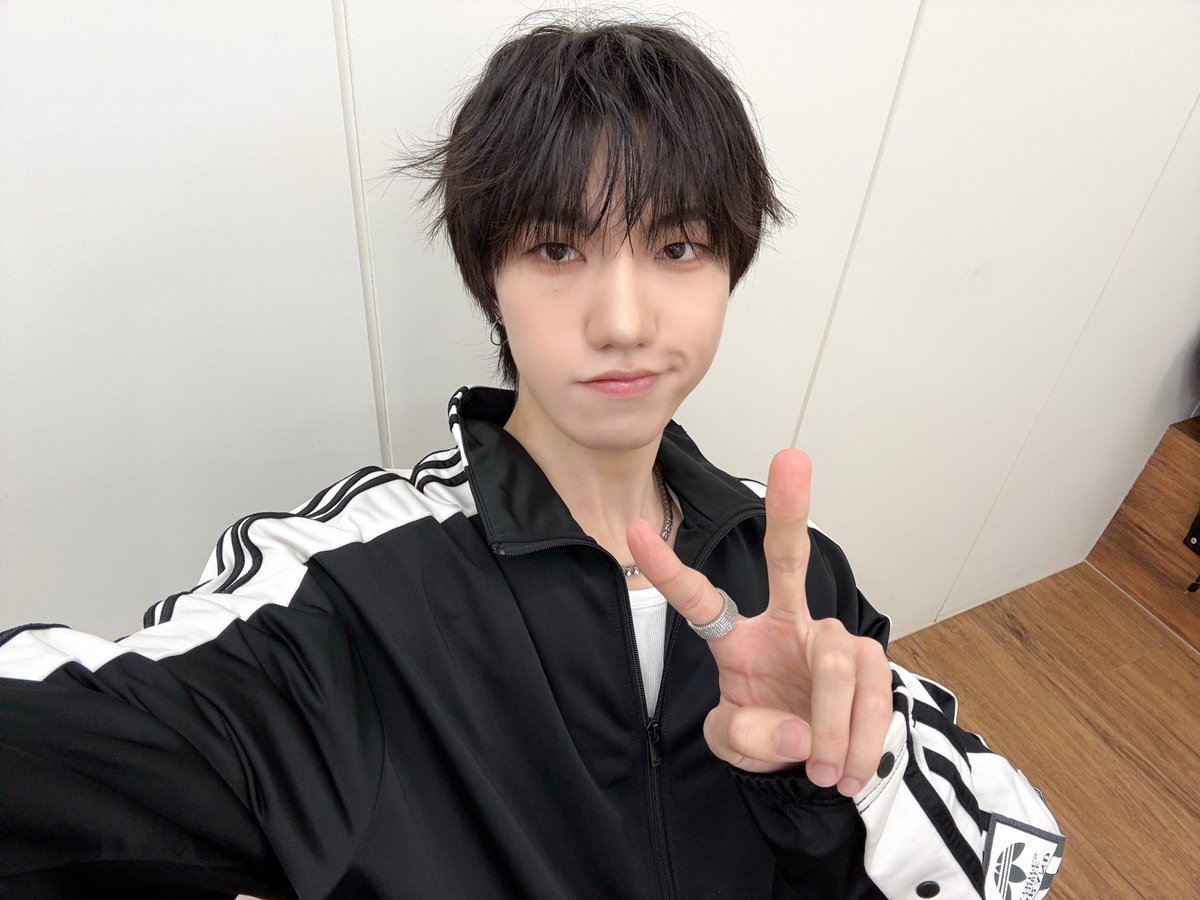 TRENDZ_OFFCL's tweet image. [#라엘] 좋은 밤이다 프렌드지 굿나잇!!!😉✌️

#FROM_TRENDZ #TO_FRIENDZ #TRENDZ #트렌드지