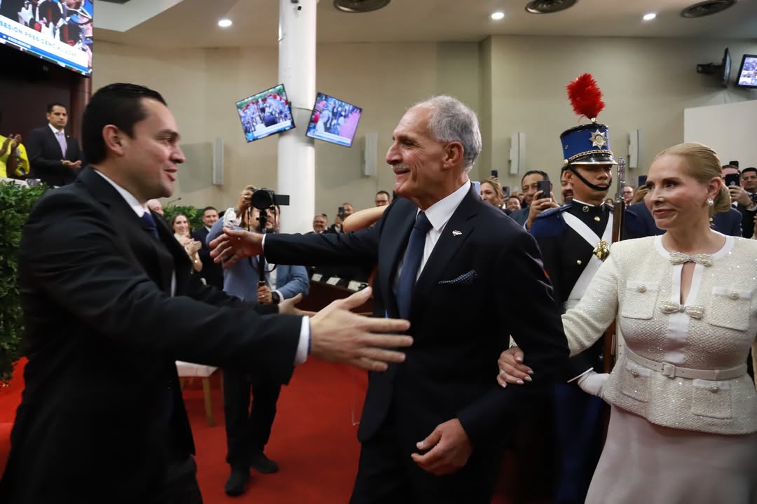 TVEShn's tweet image. #tvesteinforma | El presidente @Papialaordenh  ingresó al Congreso Nacional junto a su esposa para participar en los actos oficiales de su toma de posesión.
📸: Cortesía.

#tves #noticias