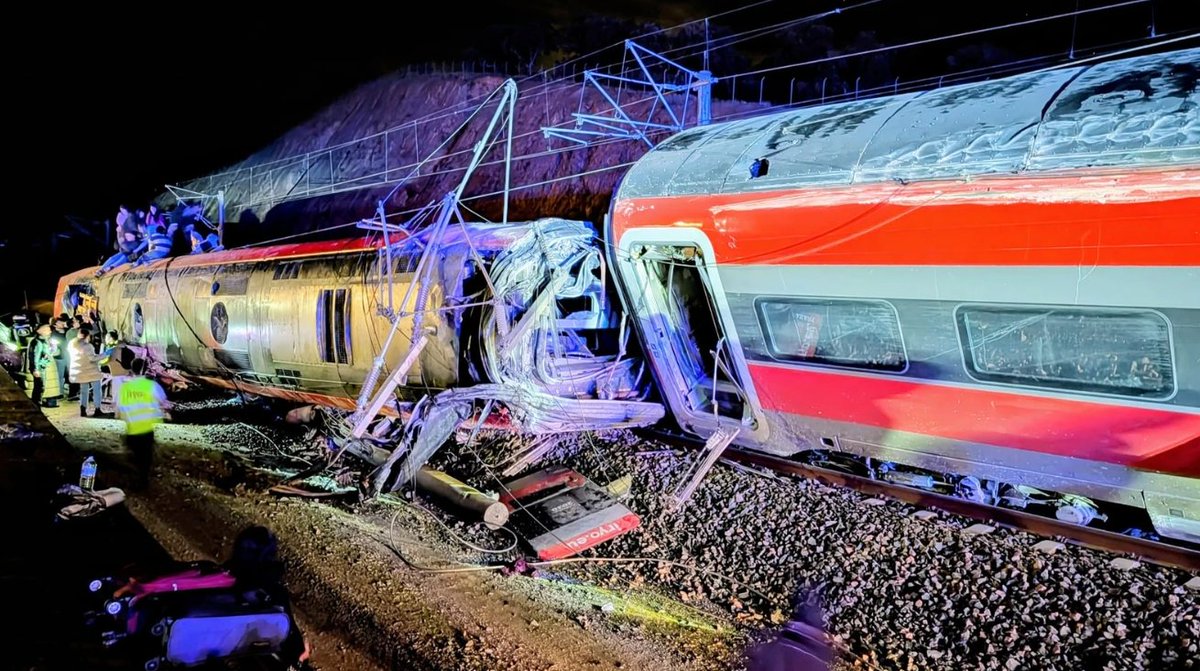 HatimelMourabit's tweet photo. Coupures d’électricité à l’échelle nationale 😲, intervention du Maroc pour secourir la région de l'Andalousie, paralysie des transports à Madrid, et tragiques accidents ferroviaires ayant coûté la vie à 39 personnes ; sans oublier des stades non préparés et inondés par les eaux.
Dans ce contexte, il est surprenant de voir l'Espagne persister dans sa volonté d'accueillir la finale de la Coupe du Monde face à la concurrence du Maroc.
C’est vraiment étrange.
#copadelmundo2030 #coupedumonde #finale #maroc #espagne #portugal #rafaellauzan