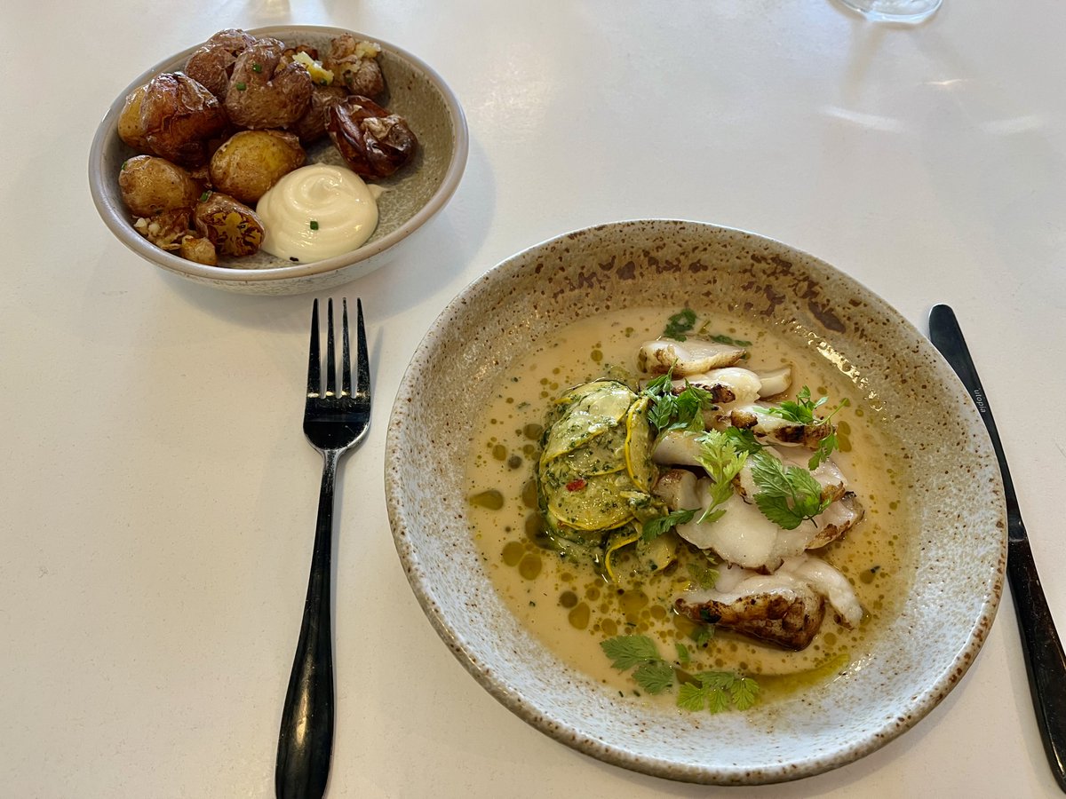 MichelinGuideUK's tweet image. Stroll around @sandridgebarton vines after lunch at restaurant Roam

#StokeGabriel #Devon 

New: guide.michelin.com/gb/en/devon/st…