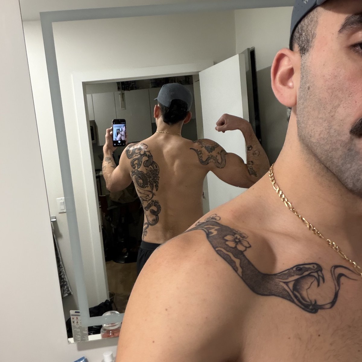 TallDarkAnd_Gay tweet media