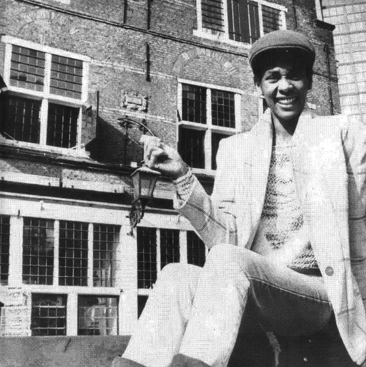 TheMerlynPost's tweet image. Whitney Houston, in één van haar eerste Nederlandse interviews (1985): 'Als je aan het spel deelneemt, speel het dan volgens je eigen regels. Het gaat erom dat je jezelf blijft en niet verblind raakt door de roes van het succes, zei mijn moeder altijd. Dat waren gouden adviezen.'