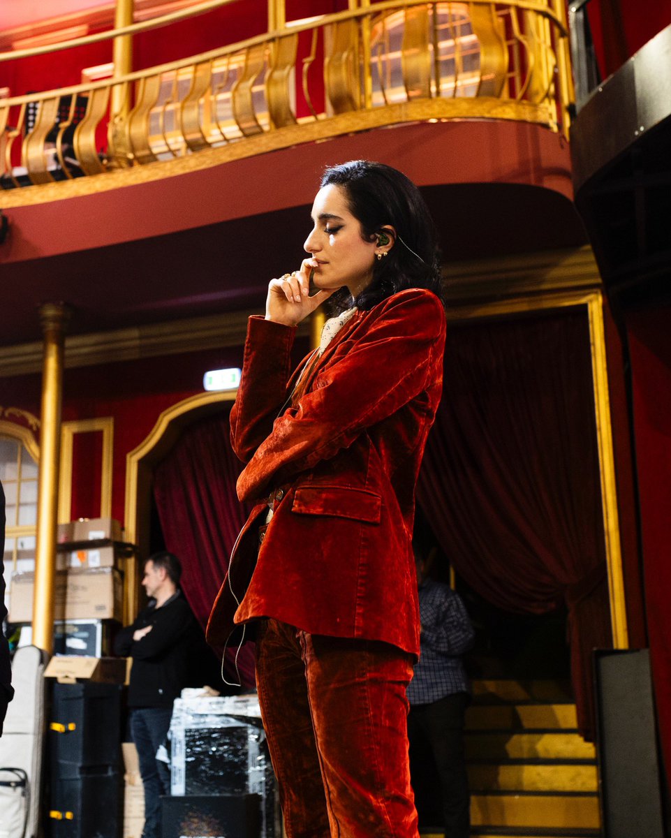 𝑫𝒆𝒍𝒍’𝒂𝒎𝒐𝒓𝒆 𝒊𝒍 𝒇𝒂𝒍𝒍𝒊𝒎𝒆𝒏𝒕𝒐 𝒆 𝒂𝒍𝒕𝒓𝒊 𝒑𝒂𝒔𝒔𝒊 𝒅𝒊 𝒅𝒂𝒏𝒛𝒂

È il mio sesto disco in cui troverete anche SEI TU, il mio brano in gara a #Sanremo2026.
Queste sono le immagini della prima prova con l’orchestra. 

È bellissimo essere qui.