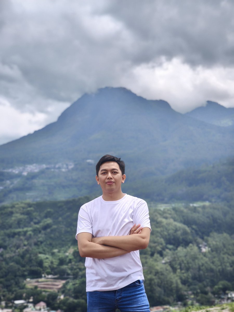 wef37's tweet photo. Paralayang ⛰️ https://t.co/xZk9jV3w86