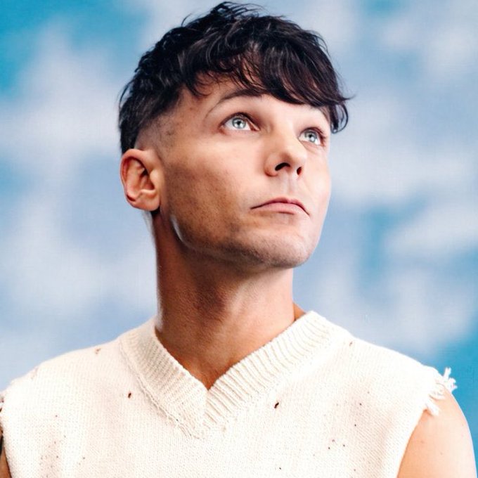 WORLDMUSICAWARD's tweet photo. #LouisTomlinson and #HarryStyles are both looking good for a #1 debut on this week's Official UK albums and singles charts respectively! 💪🕺🏻🕺🏻💥1⃣🇬🇧👑👑❤️‍🔥 

#HowDidIGetHere 
#Aperture https://t.co/u7abP7AEEE