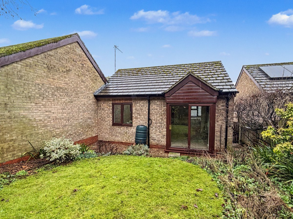 ✨🏡 Two Bedroom Semi-Detached Bungalow For Sale in Woodford Halse 🏡 ✨

🛏️ Bedrooms: 2
🛋 Reception Rooms 1
🛁 Bathrooms: 1
💷  £140,000 (Guide Price)

ℹ️ Find out more here 👉 campbell-online.web.lifesycle.co.uk/properties/481…