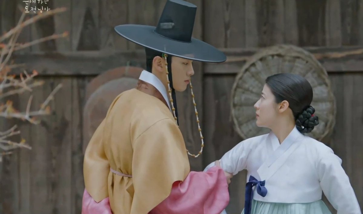 회차 좀 쌓아서 봤는데 종영하면 볼걸. 대군마마, 마마께오서도 쇤네의 마음을 흔드셨지만 이년 취향이 저급하기 짝이없어 짭남매 짭아빠친구 형수시동생 어쩌고를 넘어 기어이 짭할미손주까지 와버렸나이다. 통촉통촉.