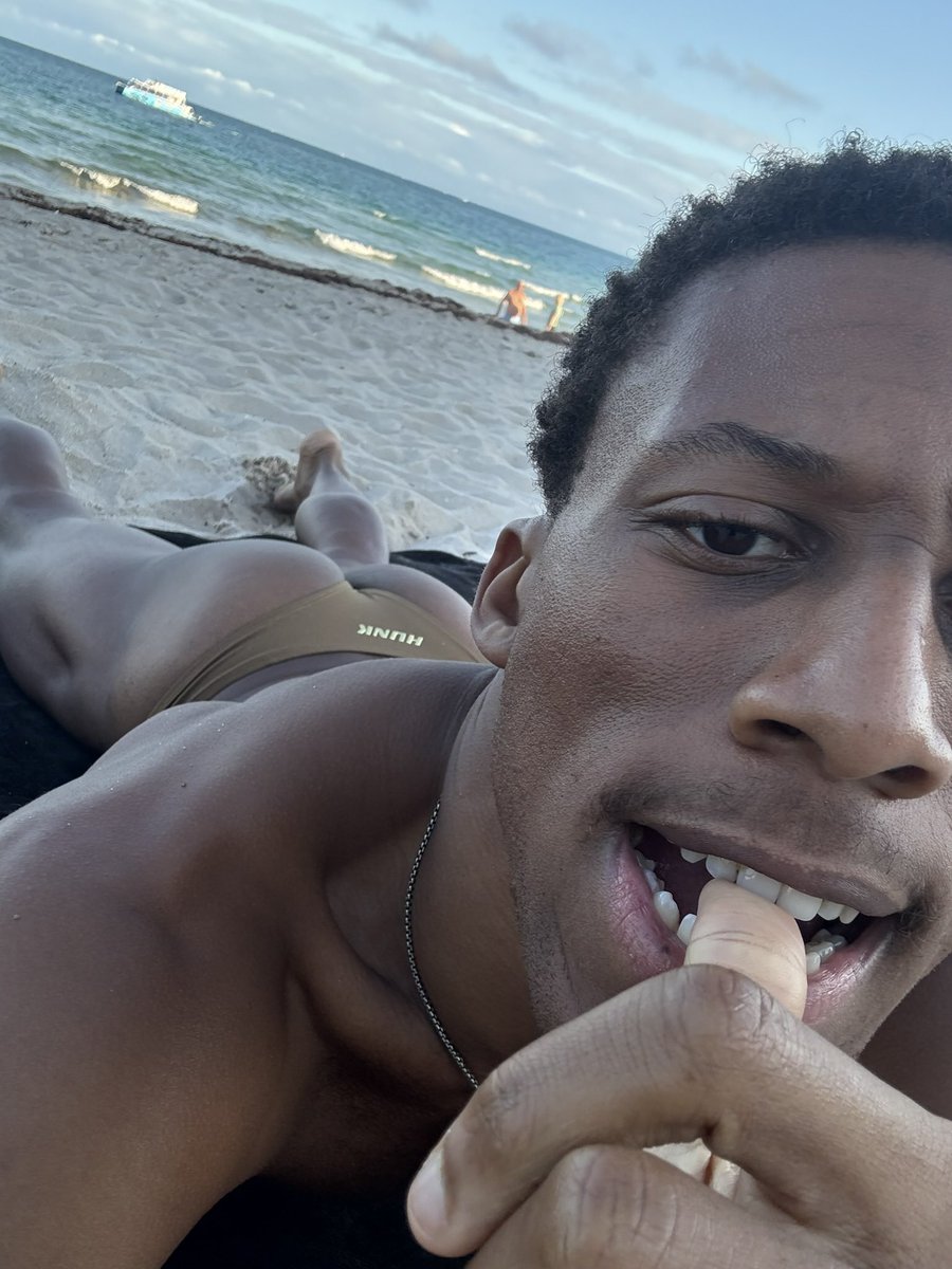 KdDrewski's tweet photo. Perfect Beach day in Las Olas https://t.co/GFCGse4TXe