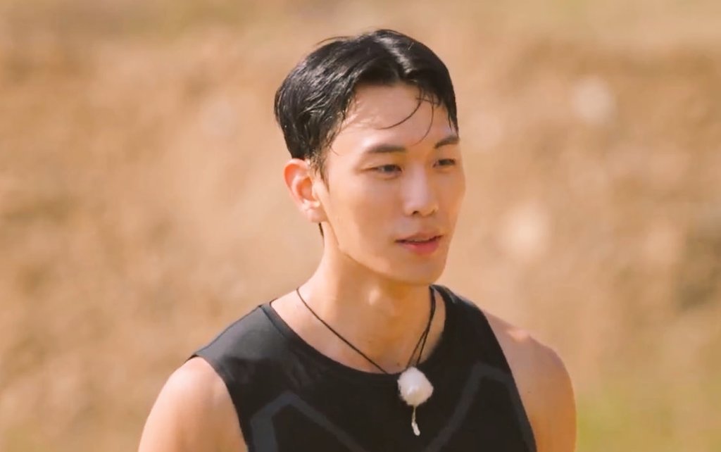 Mon_Ziai's tweet image. Jaejin deserves his own show at this point. He is so random, yet so attractive 😭 Quietly gifting pictures, helping queens step on him to win photoshoots, funny without trying, giving his woman space when needed, AND HE DANCES CONTEMPORARY? Gurlll 😌🥹

#singlesinferno5