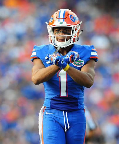 loia_valade's tweet photo. AGTG! After a great visit and a great conversation with @CoachC_Collins,  @CoachDae1 &amp; @CoachWhiteFB I’m blessed to receive an offer from the university of Florida 🐊@Grade_aTraining  @PennySmith_ @coach_shad_  @fhscoachjones @samspiegs @ChadSimmons_ @shaynep_media @CharlesPower https://t.co/RglffvAqKM