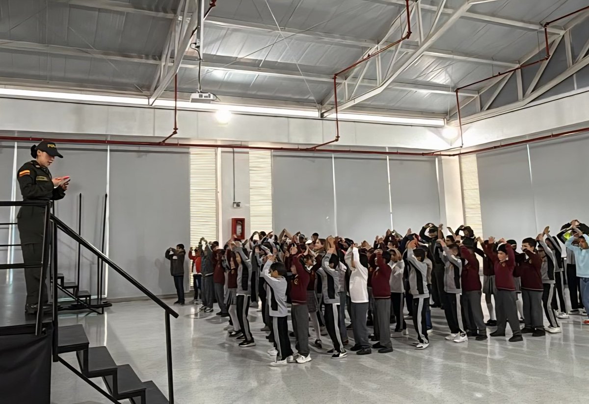 ALantonionarino's tweet photo. Con actividades recreativas y una charla de prevención liderada por la Policía Comunitaria, las y los estudiantes del Colegio Guillermo León Valencia celebran el #VolverAlCole 🎒📚 https://t.co/2KIps9H4Ej