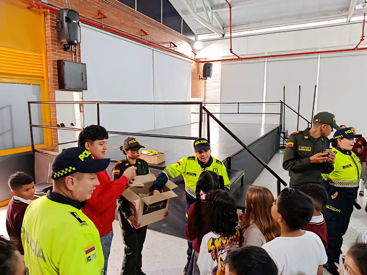 ALantonionarino's tweet photo. Con actividades recreativas y una charla de prevención liderada por la Policía Comunitaria, las y los estudiantes del Colegio Guillermo León Valencia celebran el #VolverAlCole 🎒📚 https://t.co/2KIps9H4Ej