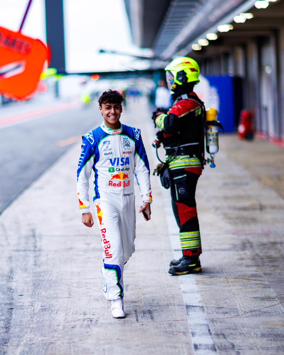 Pit lane shenanigans 🤗

📸 <a href="/vladimirrys/">Vladimir Rys</a> 

#F1 #VCARB