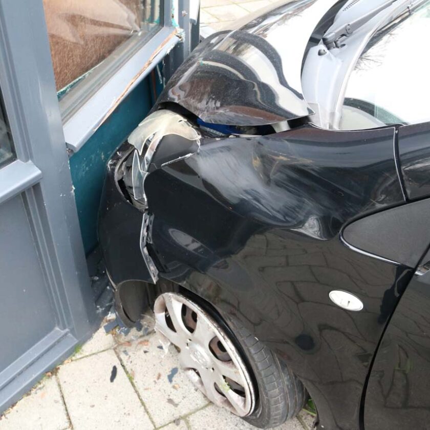Auto schiet door bosjes en botst tegen gevel restaurant in Heemskerk