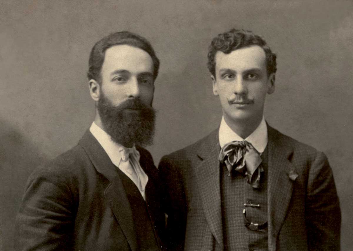 El 27 de enero de 1950 murió Augusto d'Halmar en la casa de su amiga, la actriz Sylvia Thayer, en avenida Vicuña Mackenna en Santiago de Chile.
En 1924 en Madrid se publicó su Pasión y muerte del cura Deusto, la novela homosexual pionera chilena.
📷 Él y Manuel Magallanes, 1906.